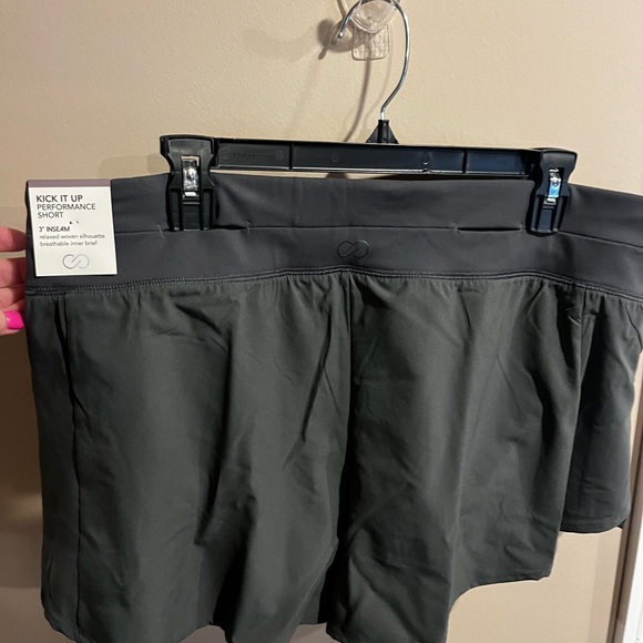 Calia by Carrie Underwood Kick It Up Performance Shorts~Size XL~Side Slit NWT - Picture 8 of 8
